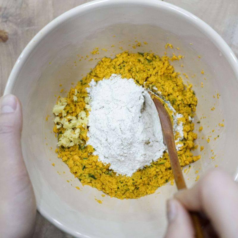 반죽 재료들을 모두 한볼에 섞어주세요. 단호박을 강판에 갈았을 때는 이때 생수를 넣어 섞어주세요.