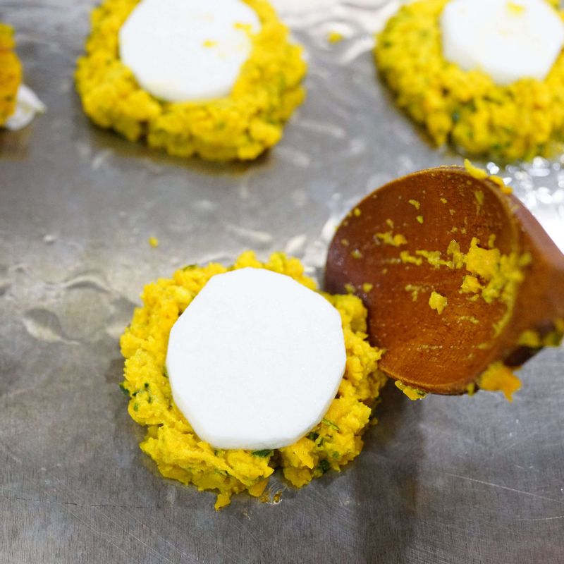 기름을 두른 팬에 단호박 반죽을 올린 다음 슬라이스 한 마를 반죽 위에 박아 바삭하게 앞뒤로 구워주세요.