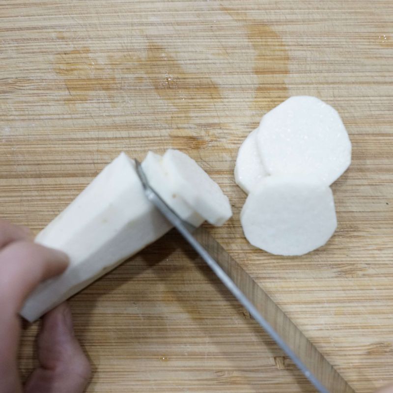 껍질 벗긴 마는 동그랗게 얇게 썰어주세요.
단호박은 거칠고 딱딱한 껍질은 저며내고 타래와 씨는 제거해주세요. 그리고 강판에서 갈거나 믹서에 곱게 갈아주세요.(믹서에서 갈 때는 생수를 2~3큰술 넣어 갈아야 곱게 갈려요.)