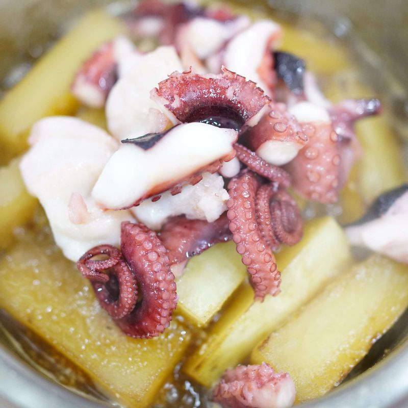 푹 익은 무 위에 구운 문어를 무 위에 올린 후 간장 1큰술, 조청 1큰술을 더 넣고 문어를 구웠을 때 나온 문어 육수를 부어 윤기나게 졸여냅니다.