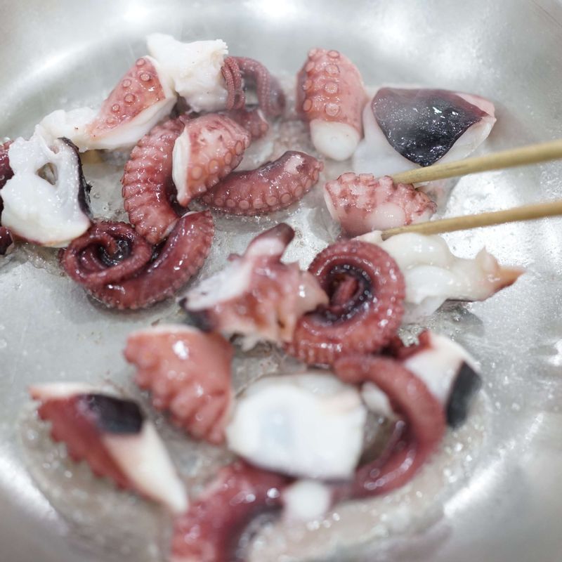 4cm 길이로 썬 문어는 식물성유 적량을 두른 팬에 앞뒤로 굽다가 청주 1큰술을 뿌리고 불에서 내리세요. (이때 나온 문어 육수는 버리지 않고 볼에 담아두세요.)