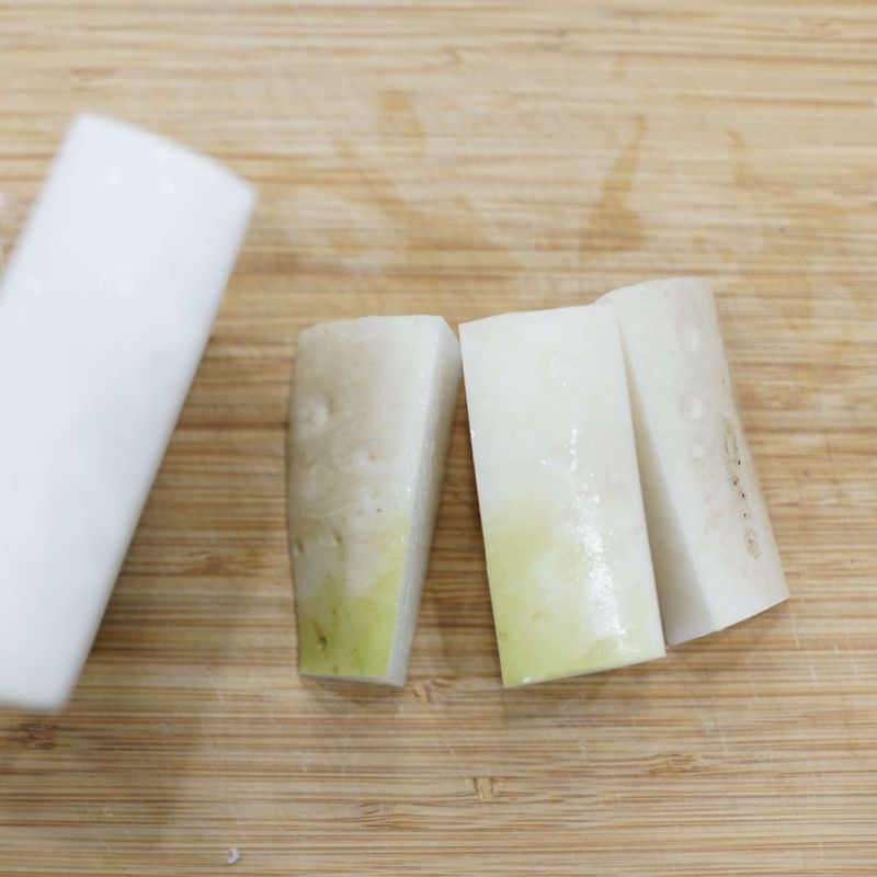 무는 3cm 두께, 5~6cm 길이로 굵은 토막을 내어 썰어주세요.
문어는 해동시킨 후 눈을 제거한 뒤 4cm 길이로 썰어주세요.