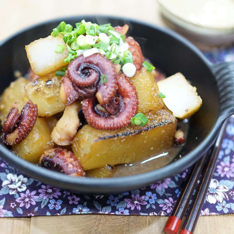 참기름을 뿌리고 송송 썬 쪽파를 얹어 완성해주세요.