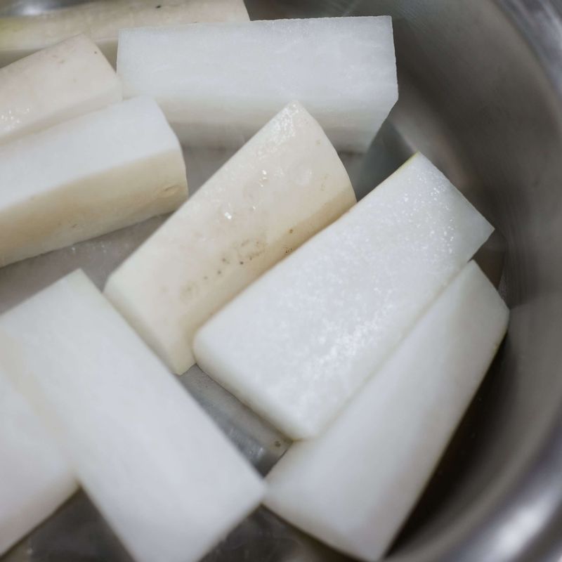 냄비에 분량의 식물성유를 두른 뒤 무를 넣고 전체적으로 노릇노릇 구워주세요.