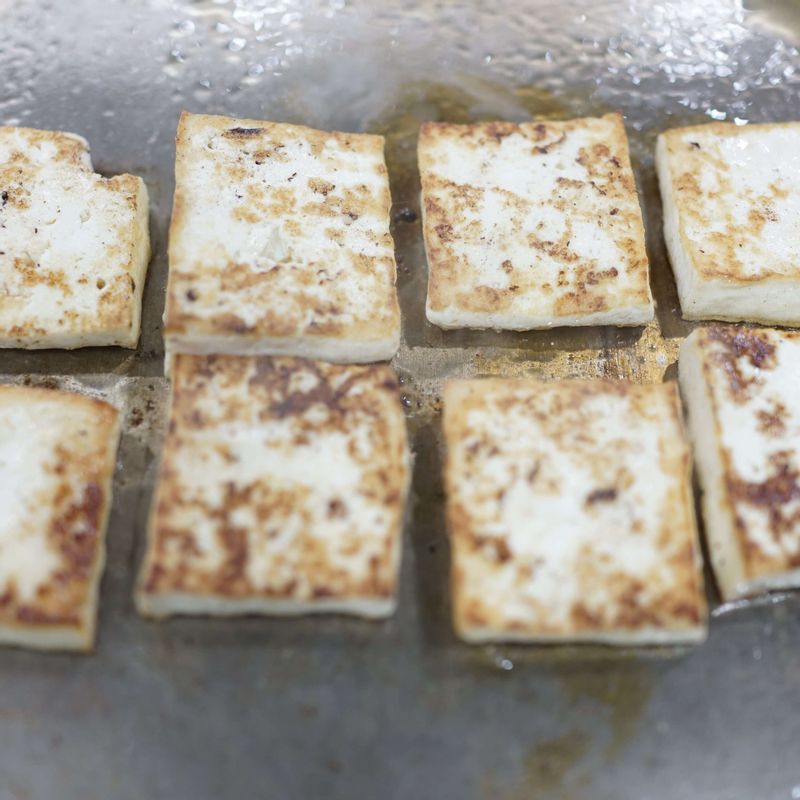 두부는 물기를 제거한 뒤 기름을 넉넉하게 두른 프라이팬에 중불에서 노릇노릇 바삭하게 구워주세요.