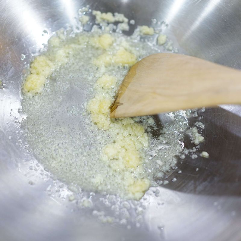 프라이팬에 식물성유를 팬에 넉넉히 두른 뒤 약불에서 다진 마늘을 넣어 마늘 향이 올라올 때 까지 볶아주세요.