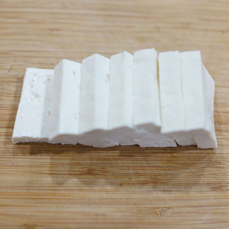 부침두부의 물기를 키친타월로 제거한 뒤 두께 1cm, 길이 5cm 크기로 잘라주세요.