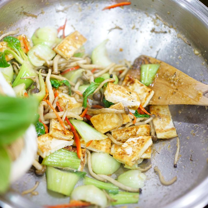 마늘향이 올라오면 만가닥 버섯을 넣고 소스를 절반 넣고 수분기가 사라질 때까지 센불에서 볶아주세요. 청경채줄기와 홍고추를 차례대로 넣어 볶고 구운 두부도 넣어 분량의 소스를 다 넣어주세요.
(센불에서 채소가 너무 숨이 죽지 않도록 재빠르게 볶아주세요.)