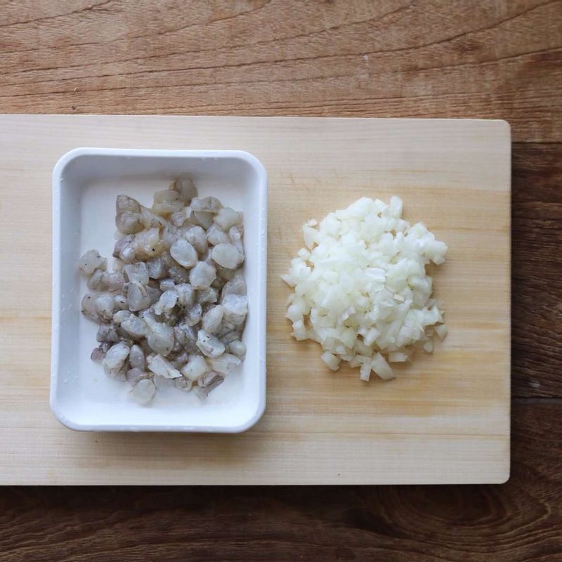 새우살은 굵게 다진 후 약간의 소금, 후추를 뿌려 밑간하고 양파는 다져주세요.