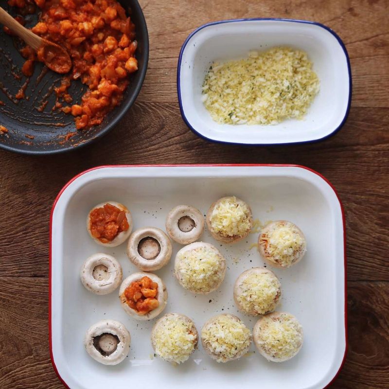 양송이에 3을 넣어 속을 채우고, 토핑재료를 섞어 수북이 올려주세요.