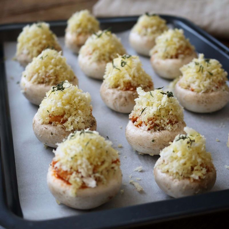 오븐팬에 종이호일을 깔고 양송이를 올린 후, 180도로 예열한 오븐에서 6~8분정도 노릇하게 구워주세요.