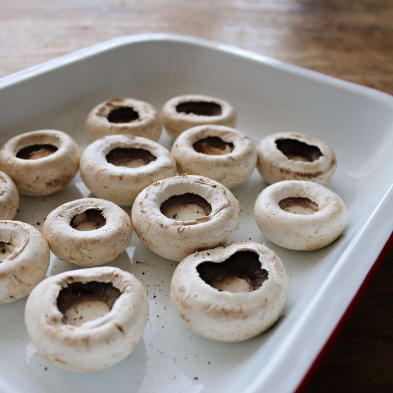 양송이는 젖은 키친타올로 표면을 닦은 후, 기둥을 떼고 버섯 안쪽에 약간의 소금, 후추를 뿌려주세요. (수분이 나오면 키친타올로 물기를 제거해주세요.)