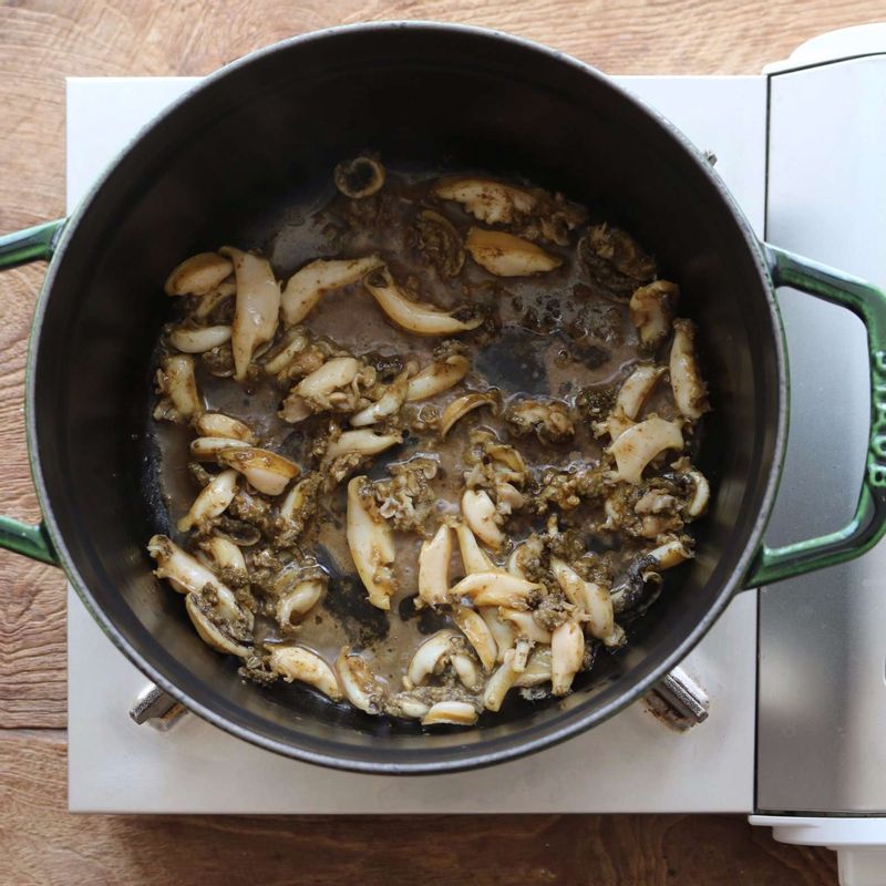 냄비에 참기름을 두르고 전복살과 내장을 볶다가 쌀을 넣어 3분 정도 볶아주세요.