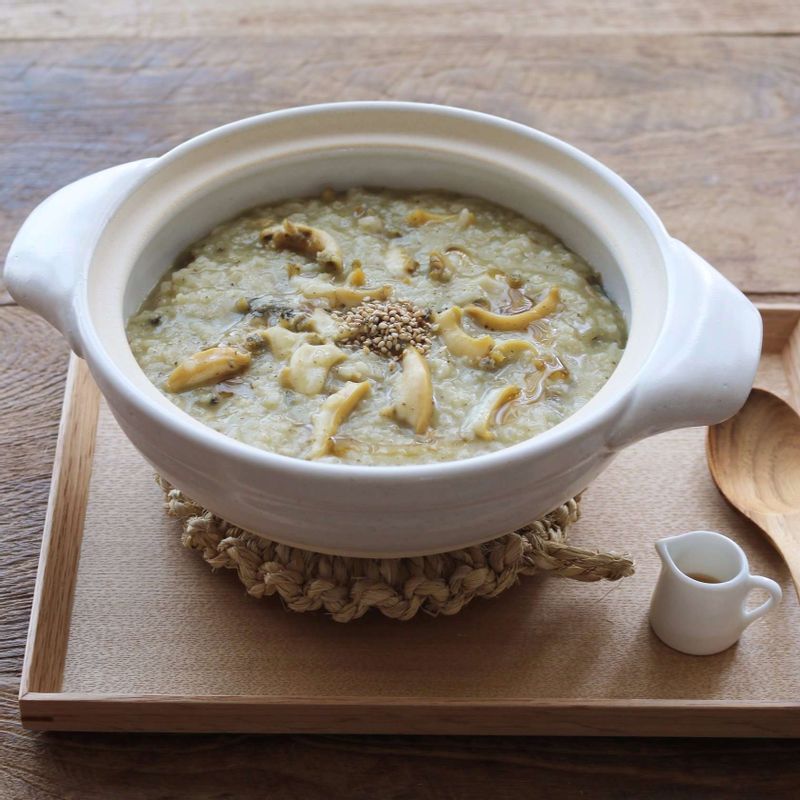 그릇에 전복죽을 담고, 전복살을 올린 후 약간의 참기름과 깨를 뿌려 드세요.