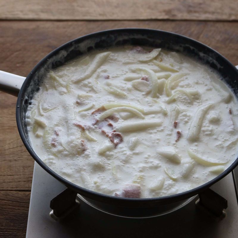 소스재료를 넣고 소스가 바글바글 끓으면, 떡복이떡을 넣은 후 떡이 익을때까지 끓여주세요.