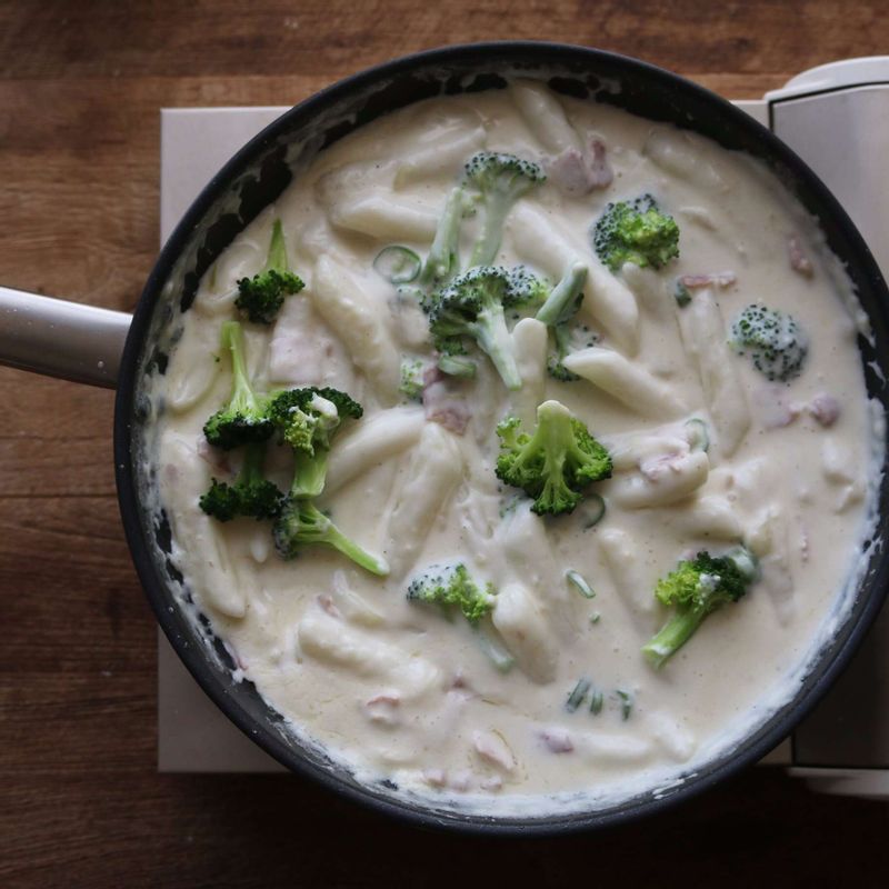 청양고추, 브로콜리를 넣고 파마산치즈가루(또는 체더치즈 슬라이스)를 넣어 간을 맞춘 후 불을 꺼주세요. 소스의 농도는 우유를 넣어 맞춰주세요.