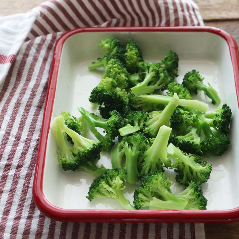 브로콜리는 한입크기로 자른 후 끓는 물에 약간의 소금을 넣고 브로콜리를 넣어 30초 정도 살짝 데친 후 찬물에 헹궈주세요.