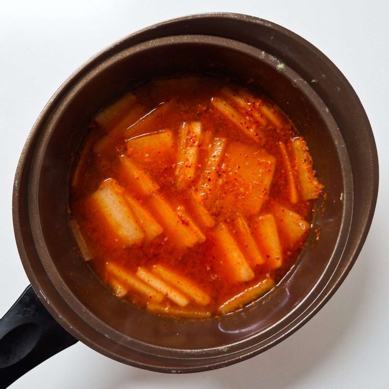 냄비에 무와 양념장 그리고 다시마육수 1.5컵을 넣어 중간불로 끓이다가 10분 정도 끓이다가 무가 반투명해지면 돼지고기를 넣고 중불에서 15분정도 끓여주세요. 
(돼지고기가 어느정도 익으면 중간중간 무가 부서지지 않게 살살 저어주세요.)