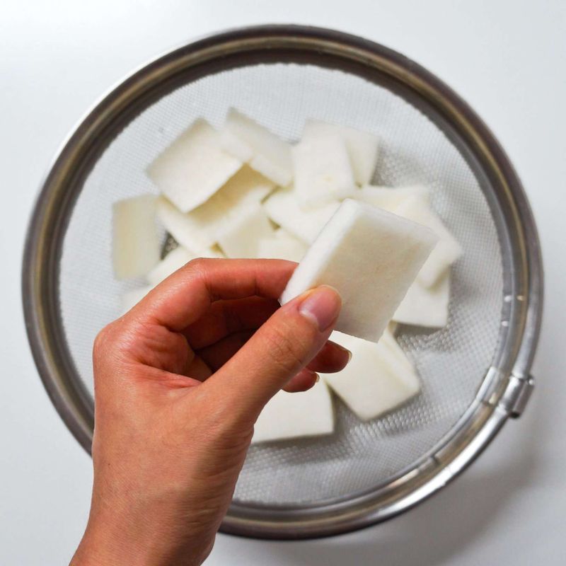 무는 0.5cm 두께로 나박썰어 주시고, 대파는 손가락 길이로 자른 후 세로로 2등분 해주세요.