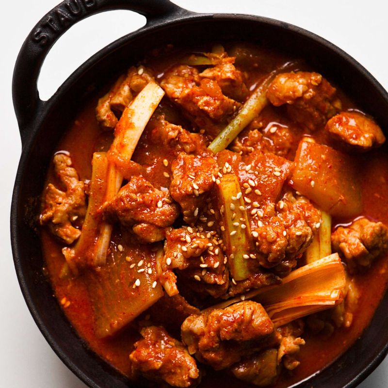 완성된 요리를 예쁜 그릇에 담아 맛있게 즐기세요.