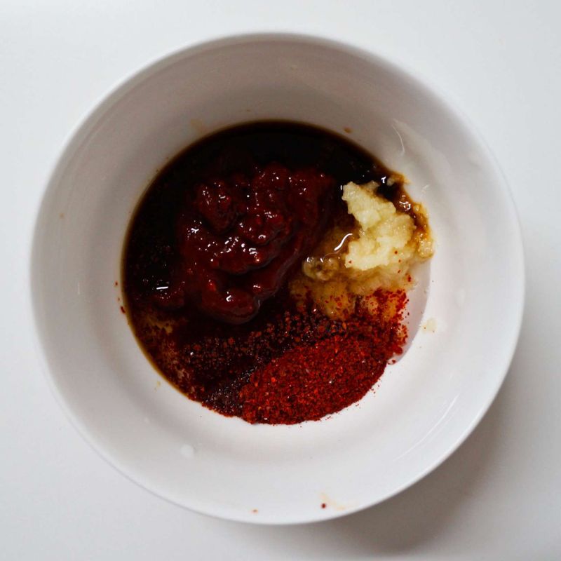 양념장 재료들(고추장 1큰술, 고춧가루 1큰술, 올리고당 1큰술, 간장 2.5큰술, 다진마늘 반큰술)을 잘 섞어 준비해주세요.