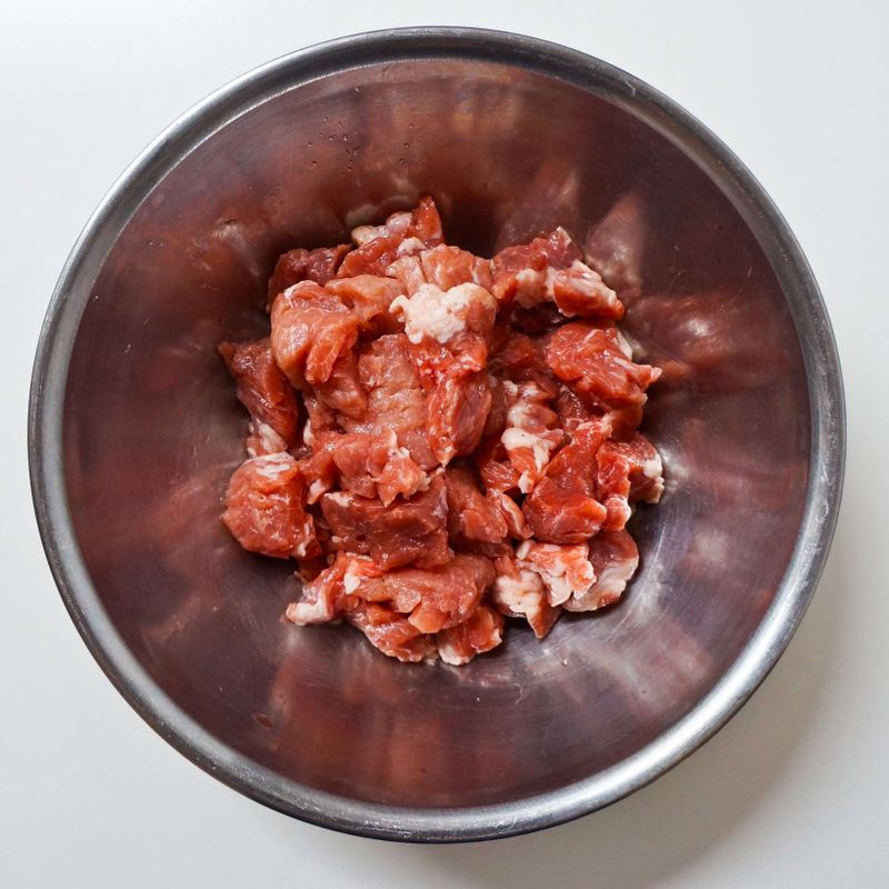 돼지고기는 먹기 좋은 크기로 썰어 밑간(청주1, 후추가루 약간, 소금 한꼬집)을 해 준비해 주세요.