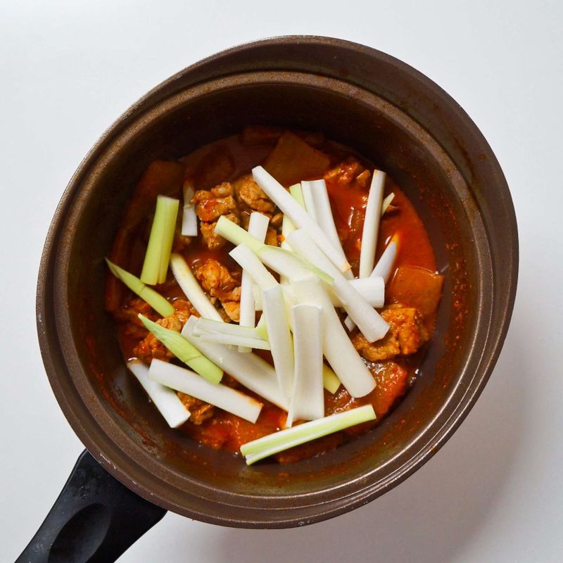 돼지고기가 익고 국물이 자작하게 졸아들면 대파를 넣고 한소끔 더 끓여 완성해주세요.