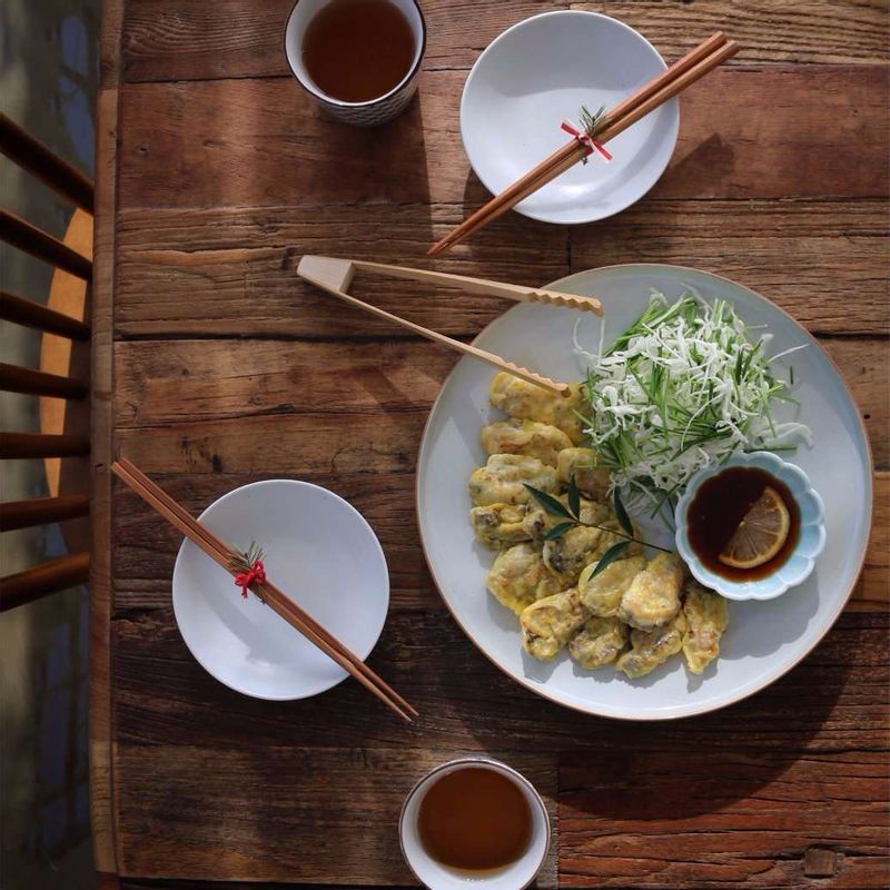 접시에 굴전을 담고, 영양부추와 채썬 양배추를 섞어 담은 후 간장드레싱을 곁들여 주세요.