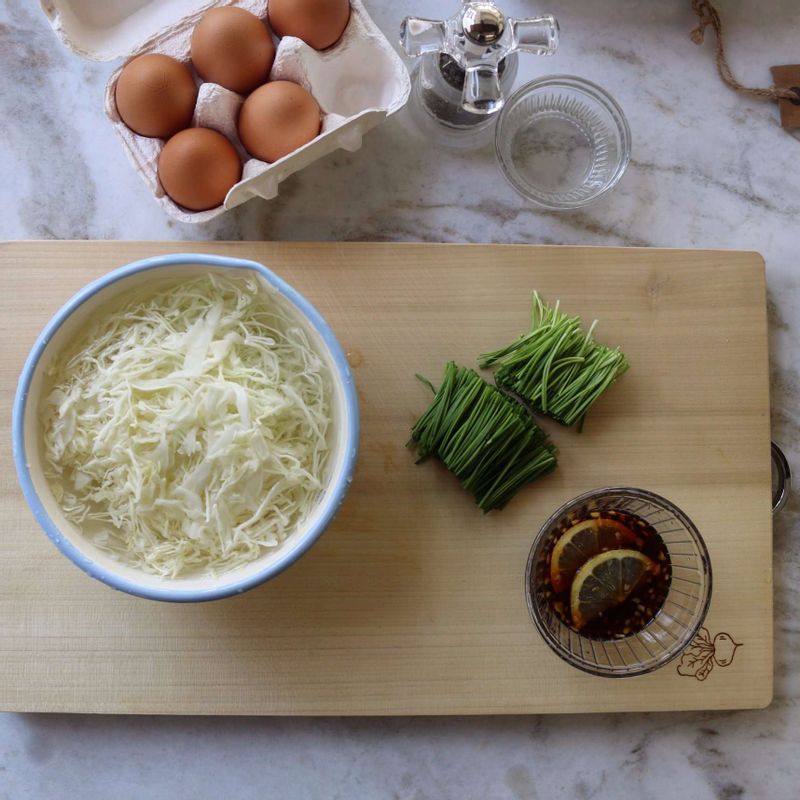 영양부추는 4센치 길이로 썰고, 양배추는 곱게 채썰어 찬물에 담갔다가 물기를 빼주세요. 볼에 간장 드레싱 재료를 넣고 섞어주세요.