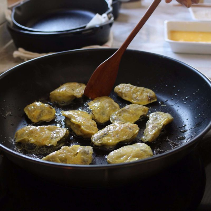 달군 팬에 식용유를 넉넉히 두르고, 중약불에서 달걀물을 입힌 굴을 올려 앞뒤로 노릇하게 부쳐주세요.