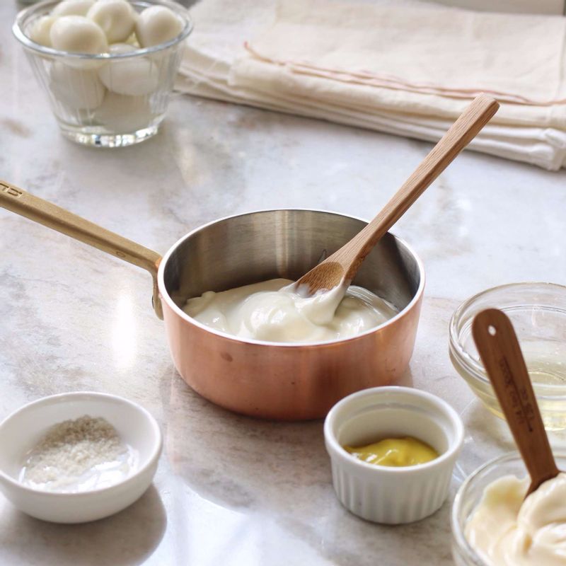 볼에 드레싱재료를 넣고 섞어주세요.