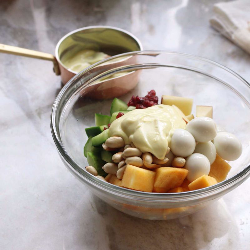 볼에 잘라 놓은 재료와 땅콩, 크랜베리, 드레싱재료를 넣고 먹기 직전에 버무려주세요.