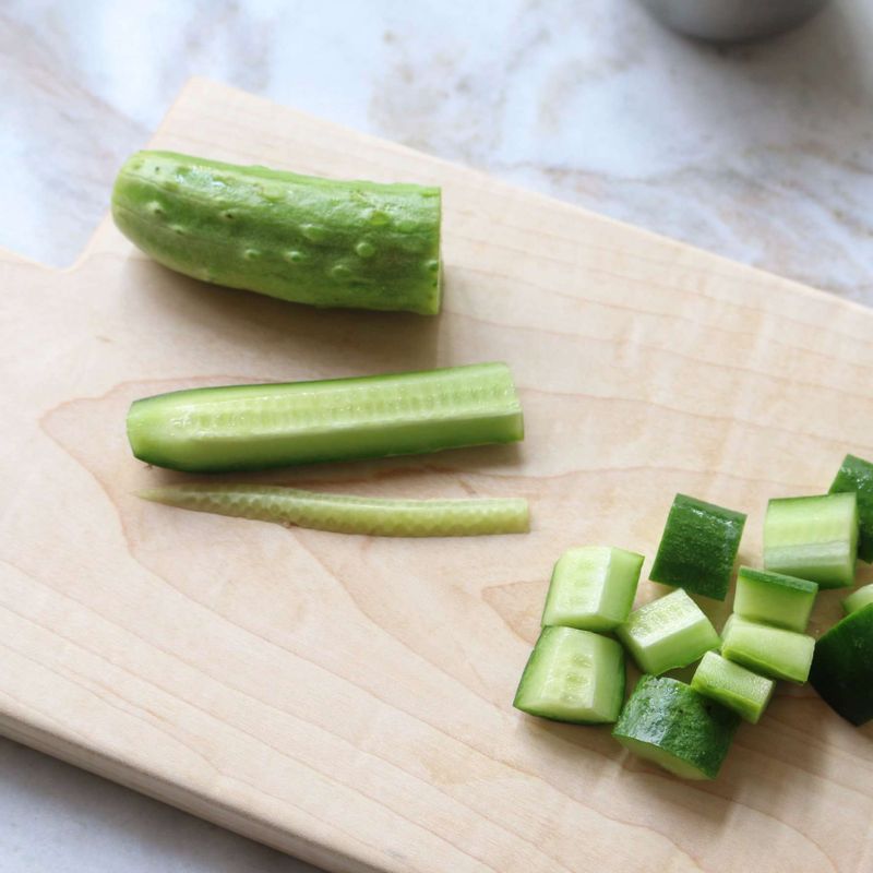 오이와 사과는 껍질째 깨끗이 씻어 사방 1.5센치 크기로 자르고, 단감은 껍질을 벗겨 사방 1.5센치 크기로 잘라주세요.