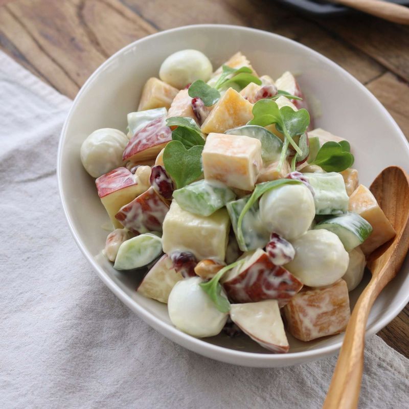 접시에 과일 샐러드를 담아주세요.
생밤의 껍질을 벗기고 잘라서 넣어도 맛있답니다.