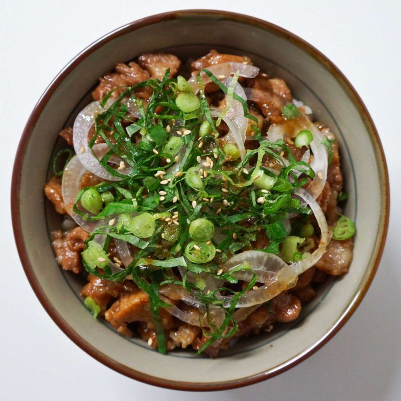 밥위에 삼겹살과 양파,깻잎,쪽파를 얹고 소스와 통깨를 약간 뿌려 완성해주세요.