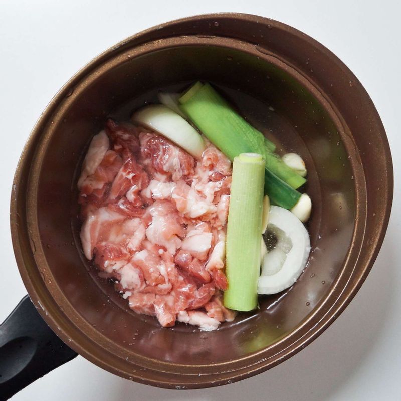삼겹살은 얇게 저민 후 냄비에 물 1컵, 청주 1큰술, 양파 1/2개, 대파 10cm, 마늘 5쪽, 생강가루 1/2큰술, 후춧가루 약간을 넣어 센불에서 10분 정도 끓여주세요.