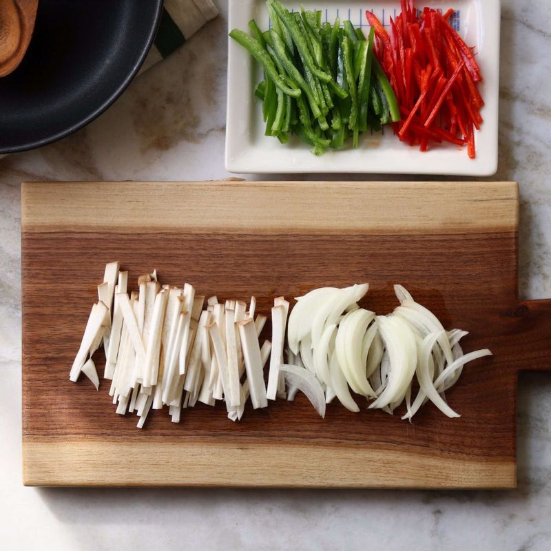 새송이버섯과 양파, 청피망, 홍고추도 5센치 길이로 채를 썰어주세요.