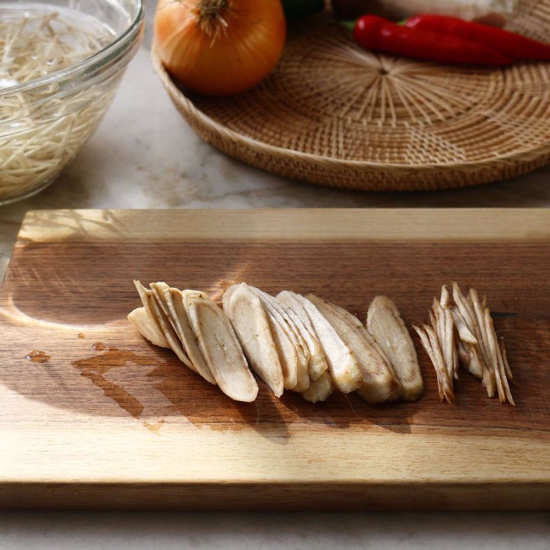 우엉은 깨끗이 씻은 후 필러로 껍질을 벗기고 5센치 길이로 채 썰어주세요. 찬물에 약간의 식초를 넣고 우엉채를 10분 정도 담갔다가 물에 헹군 후, 체에 밭쳐 물기를 빼주세요.
(우엉을 식초물에 살짝 데치거나, 담갔다가 사용하면 갈변현상도 막고 우엉의 아린맛도 줄일 수 있어요.)