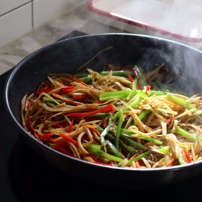 양파가 익으면 청피망과 홍고추를 넣어 살짝 볶은 후 올리고당, 참기름을 넣고 불을 꺼주세요.