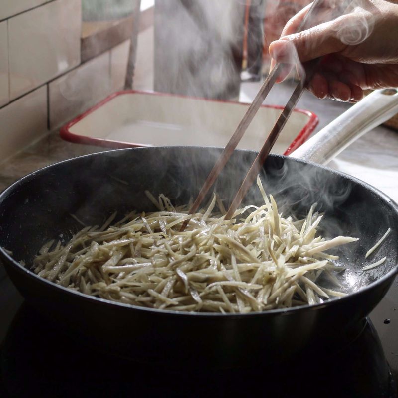 팬에 약간의 식용유를 두르고 중불에서 우엉을 5분정도 볶다가 우엉이 반쯤 익으면 간장양념과 양파, 새송이를 넣고 국물없이 볶아주세요.