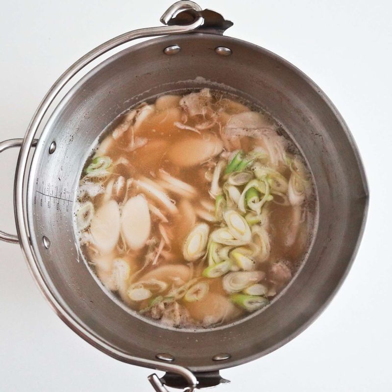 육수에 닭고기, 떡, 물 1컵(200ml)을 부어준 후 중불에서 끓이다 떡이 떠오르면 대파를 넣고 한소끔 더 끓여 완성해주세요. 부족한 간은 소금,후춧가루 또는 국간장으로 맞추어 주세요.