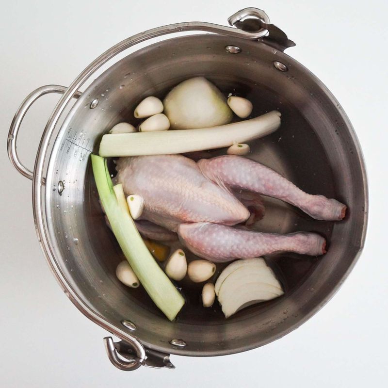닭은 깨끗이 씻어 목에 있는 지방, 꼬리, 날개 끝을 제거해 준 후 물기를 제거해 준비해주세요. 손질된 닭, 대파 10cm * 2대, 생강 1톨, 마늘 8쪽, 양파 1/2개, 통후추 반큰술, 국간장 5큰술, 물 9컵(1.8L)을 넣은 후 센불에서 40분간 푹 끓여주세요.
