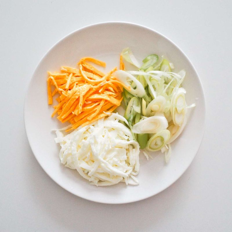 달걀지단은 흰자와 노른자를 나누어 부쳐 얇게 썰어 준비해주세요. 대파 10cm는 어슷썰어 준비해주세요.