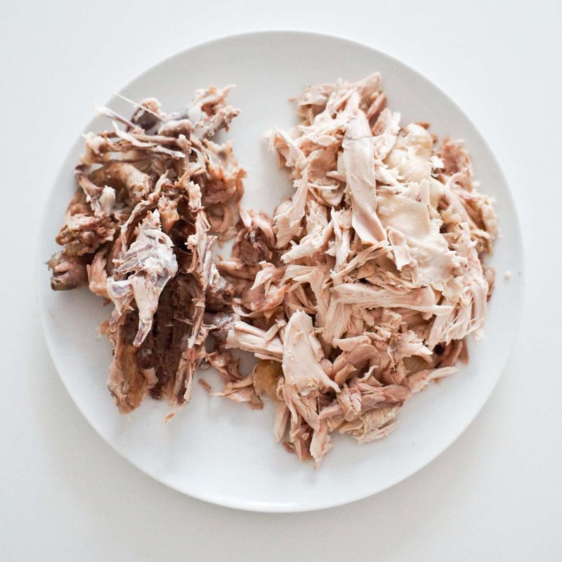 닭이 모두 익으면 체에 걸러 닭과 육수를 제외한 나머지 재료는 빼내어 주세요. 닭을 꺼내어 한소끔 식혀준 뒤 닭고기를 잘게 찢어 준비해주세요. 육수에 뜨는 닭기름도 걷어내어 주세요.