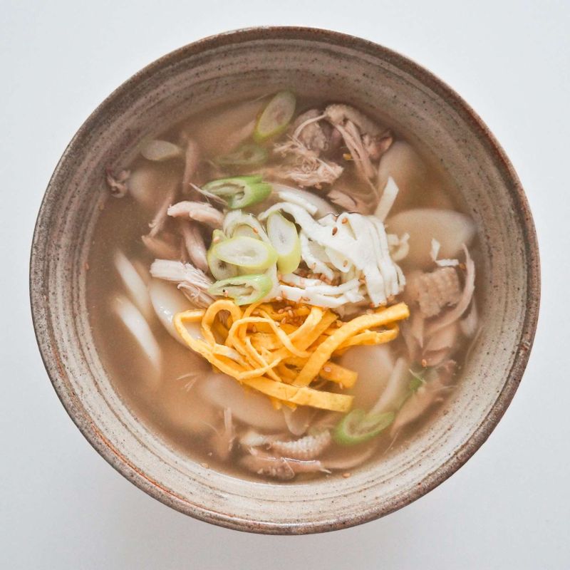 완성된 닭장떡국은 그릇에 담아낸 후 달걀지단 고명을 예쁘게 올려내어주세요. 기호에 따라 김가루, 송송썬 쪽파 등 다양한 고명을 올려 즐기셔도 맛있답니다.