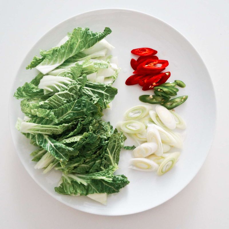 봄동은 깨끗이 씻어 먹기좋은 크기로 잘라주세요. 대파, 청양고추와 홍고추는 어슷썰어주세요.