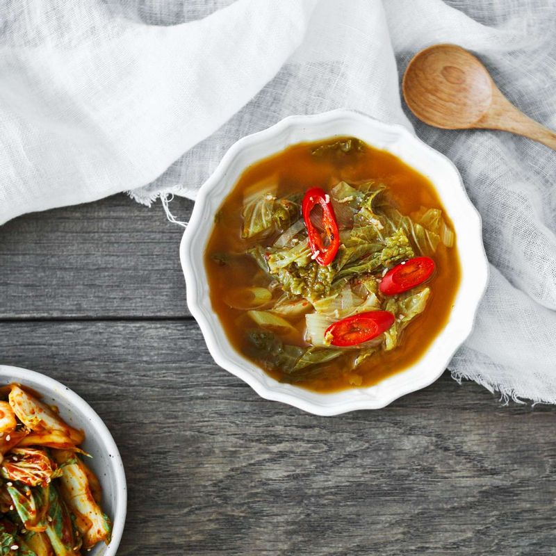 마지막으로 대파, 청양고추와 홍고추를 넣어 한소끔 더 끓여 완성해주세요.
*부족한 간은 진간장 또는 소금으로 맞추어 주세요.