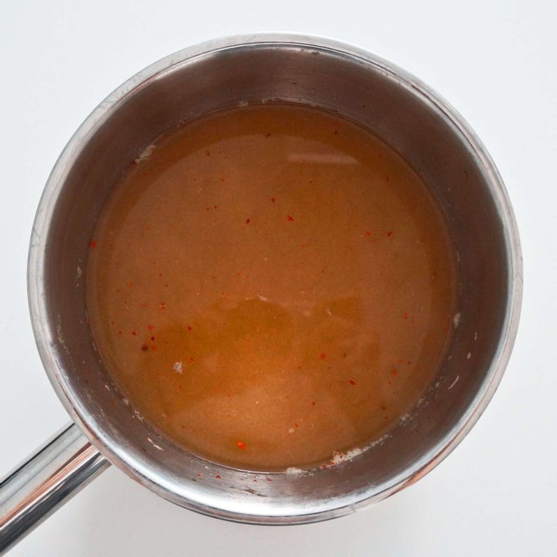 다시마 멸치 육수에 된장 2큰술과 고춧가루 1큰술을 풀고 센불에서 끓여주세요.