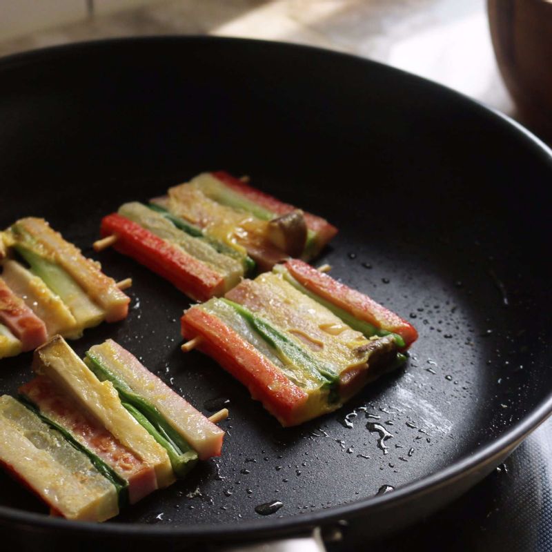 달군 팬에 기름을 두르고, 사색꼬치전을 중약불에서 앞뒤로 부쳐주세요.