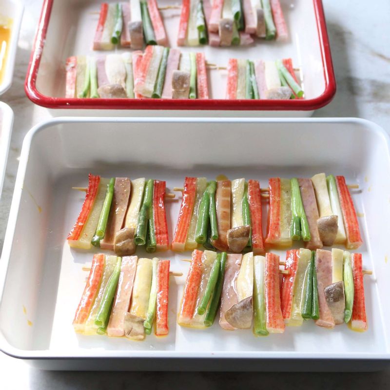 볼에 달걀과 약간의 소금을 섞어 달걀물을 만들어주세요. 꼬치에 부침가루를 앞 뒤로 묻힌 후 털어내고, 달걀물을 묻혀주세요.